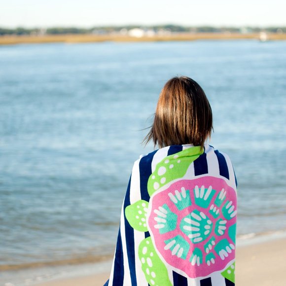**NWT** Turtle Print Beach Towel - Picture 3 of 5